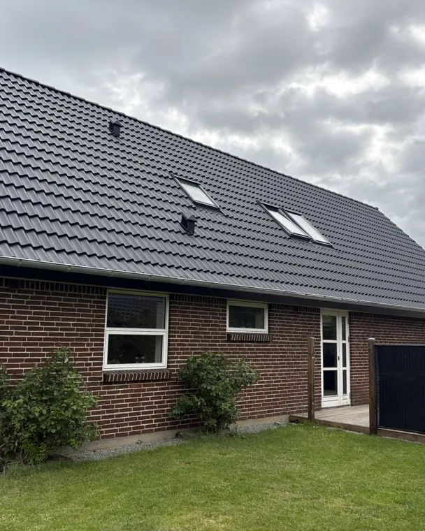 Nyt tag med sorte betontagsten og Velux-vinduer