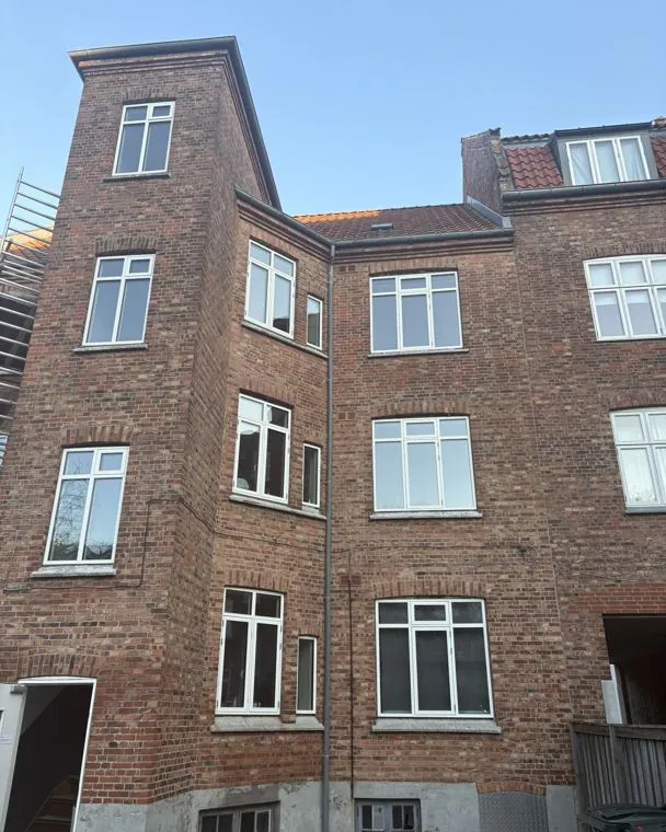 Samme facade med nye hvide vinduer
